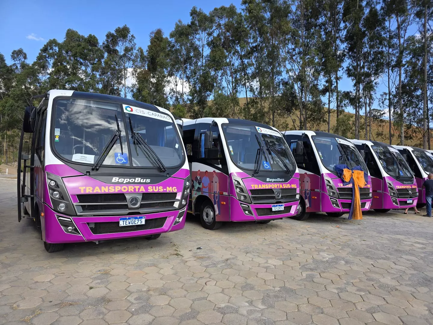 Cis-Caparaó entrega nove ônibus para transporte de pacientes dos municípios